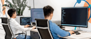 Dvaja IT špecialisti pracujúci na tomaby zákazníci nemali chaos v účtovníctve – odkazuje na technické zázemie a vývoj moderného účtovného softvéru ako EcoSun.