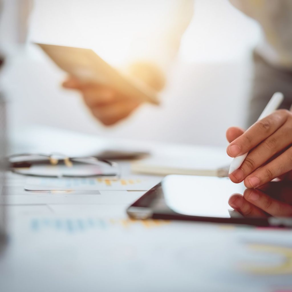 Zamestnanec pracuje s webovým doplnkom EcoSun PRO cez tablet priamo v teréne