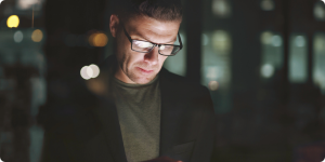 Živnostník (SZČO) pozerá na mobil a počíta výdavky na stravné 2025